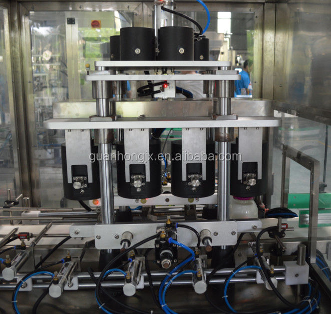 Máquina linear totalmente automática de tampa para tampas de plástico em produção em grande volume