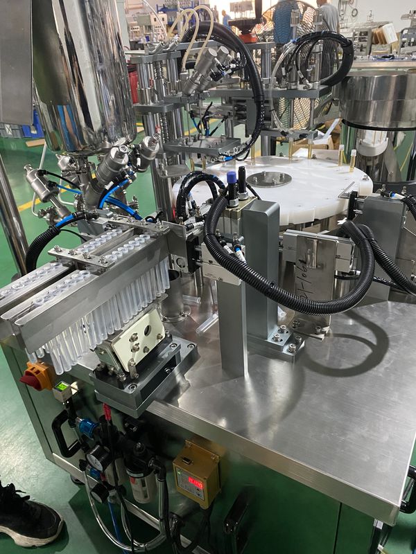 Máquina integrada de enchimento de glândulas de chuque totalmente automatizada para enchimento de gel Capacidade 1-10ml