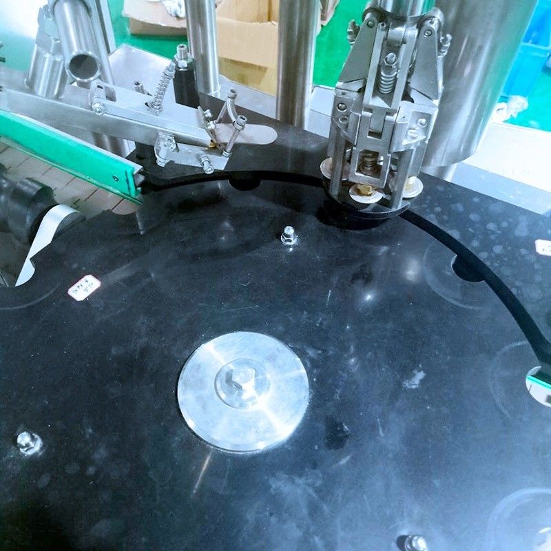Máquina de fecho de tampas metálicas de garrafas de vinho/liquores/líquidos de vidro com componentes de núcleo de motor