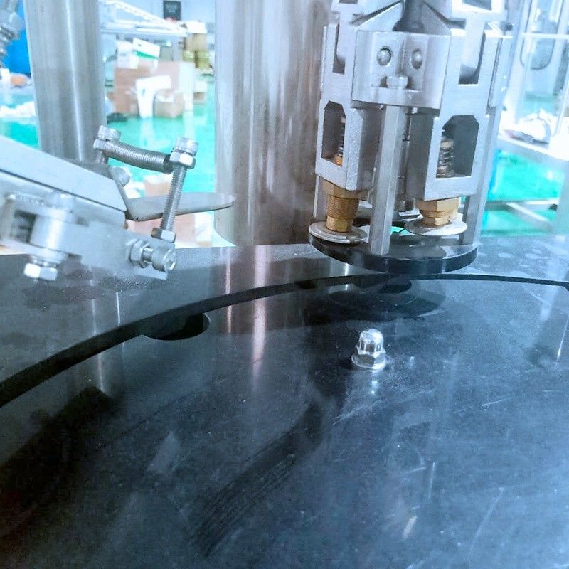 Máquina de fecho de tampas metálicas de garrafas de vinho/liquores/líquidos de vidro com componentes de núcleo de motor